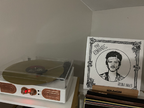 STREAM THE ROMANTIC ! 