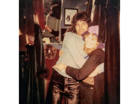 <3